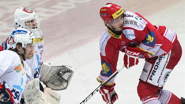 KDE JE TEN PUK? Tinecký Jakub Orsava se ohlíí za pukem ped brankou