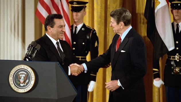 Husní Mubarak a Ronald Reagan byli partnery. Dotace Spojených stát byla jedním...