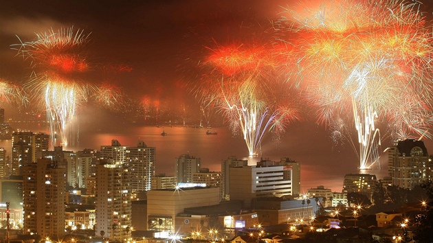 Novoro�ní oh�ostroj ve m�st� Vina del Mar v Chile (1. ledna 2012)