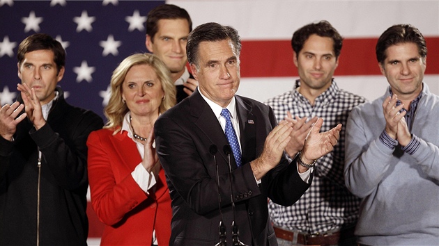 Mitt Romney s manelkou Ann a syny bhem volebního shromádní v Iow (3. ledna...