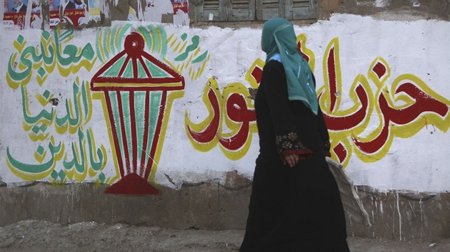 Egypanka prochází kolem volebního graffiti islamistické strany Núr, které