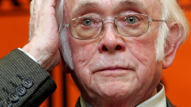 Spisovatel Josef �kvorecký na autogramiád� knihy Setkání v Praze, s vra�dou