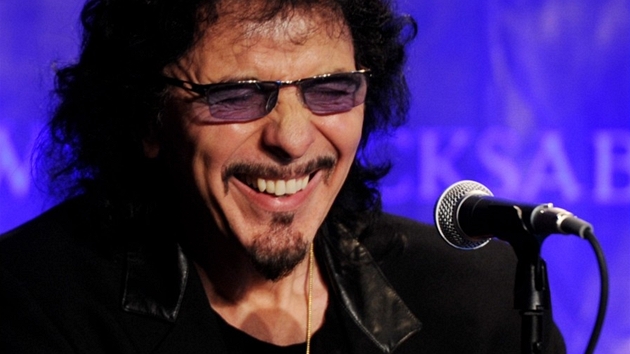 Kytarista Black Sabbath Tony Iommi na tiskové konfereci, kde kapela oznámila