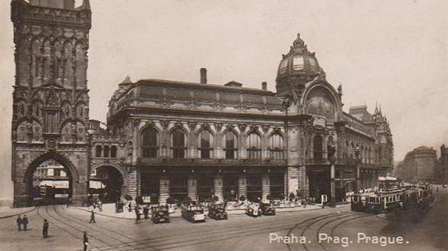 Historická fotografie Obecního domu a Prašné brány v Praze (1930)
