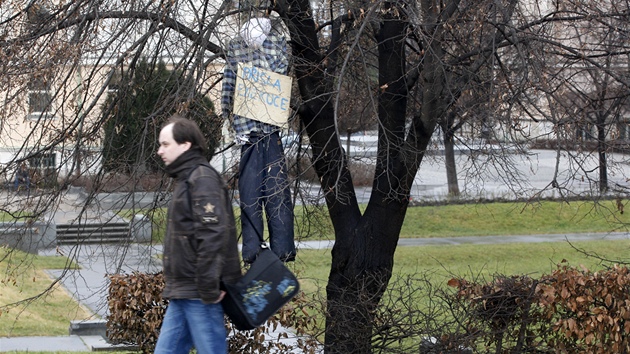 Mu prochz kolem figurny obence, vischo na Palackho nmst v Praze. (9. ledna 2012)