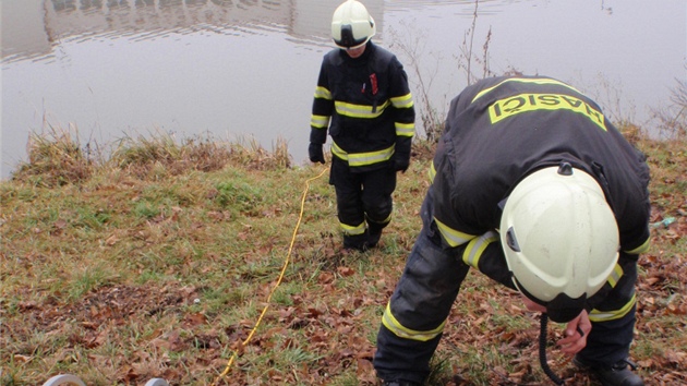 Vyproování Vazu 2103 z Labe v Hradci Králové (1. 1. 2012)