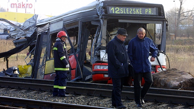 Tragická nehoda autobusu MHD v Bezhrad u Hradce Králové. (4. dubna 2003)