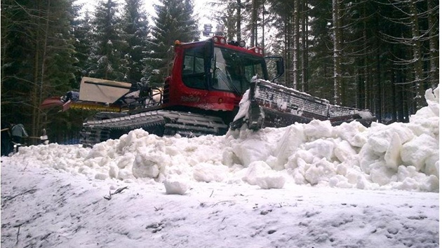 KONTROLA. Sportovní editel Svtového poháru Vlastimil Jake (v modrém) se zástupcem IBU Borutem Nunarem pi inspekní obhlídce areálu v Novém Mst na Morav