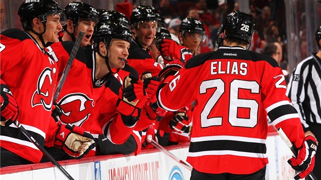 SE DOBREJ AMPNE! Hokejist New Jersey Devils gratuluj Patrikovi Eliovi ke vstelen branky.
