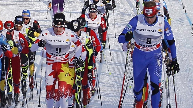 Luk Bauer (vpravo) ukazoval v nronch stoupnch pi pedposledn etap Tour de Ski, zvodu na 20 km klasicky, e v prudkm kopci tko hled soupee.