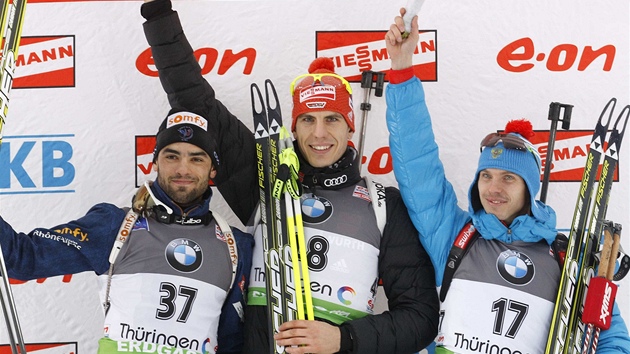 Zleva: Francouz Simon Fourcade, N�mec Peiffer a Rus Us�ugov na stupních vít�z�