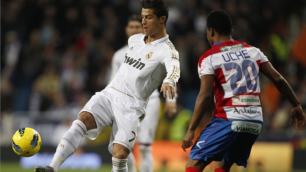 Cristiano Ronaldo z Realu Madrid (vlevo) si obhazuje fotbalistu Granady