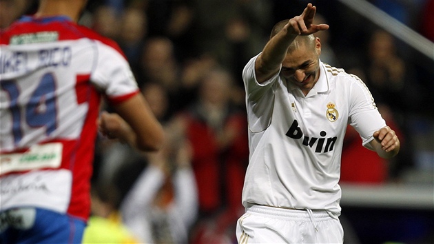 Karim Benzema z Realu Madrid (vpravo) se raduje z gólu do sít Granady.
