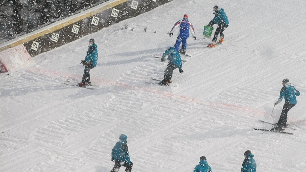 Organizátoi se snaí zkrotit padající sníh v posledním závod Turné v