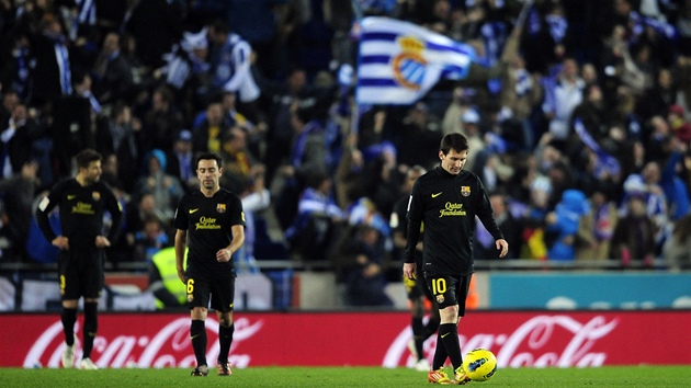 ZKLAMÁNÍ BARCELONY. Messi a spol. zkrou�en� mí�í do �atny, fanou�ci Espa�olu