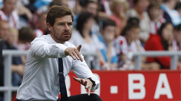 DLEJTE TO JINAK. Hodn aktivní byl u postranní áry i André Villas-Boas,