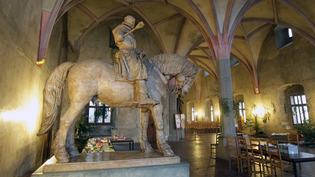 Gotický sál husitského muzea v Táboe. Na snímku socha Jana iky.  
