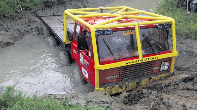 �idi�i trucktrialových speciál� musí být mistry volantu a postrádat nesm�jí ani...