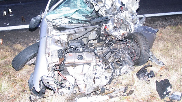 Na Prachaticku se stala v neděli 8. ledna první letošní tragická nehoda v kraji. Řidič osobního auta se tu čelně střetl s protijedoucím traktorem. Z osobního vozu zbyly jen trosky, jeho řidič střet nepřežil. 