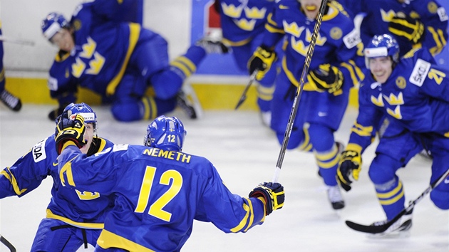 Radost védských hokejist, kteí v prodlouení porazili Rusko a zajistili si