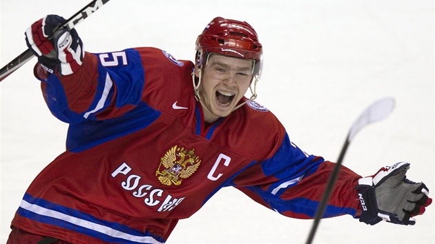 Ruský kapitán Jevgenij Kuzněcov se raduje z vítězného gólu.