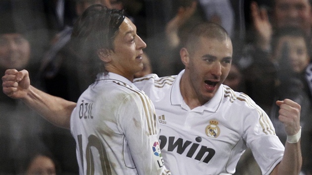 Karim Benzema (vpravo) se raduje spolu s Mesütem Özilem z vít�zného gólu v