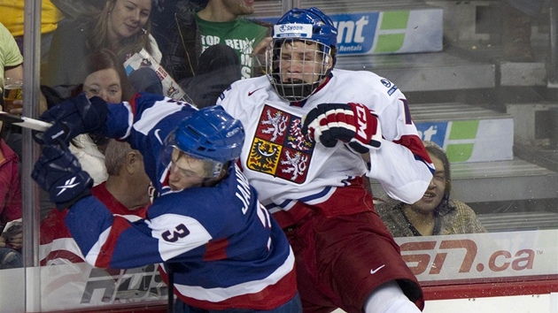 �eský hokejista Radek Faksa (vpravo) v souboji s Adamem Jáno�íkem z týmu