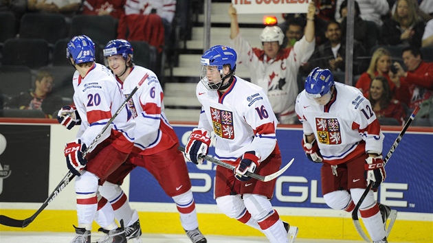 etí hokejisté po jednom z gól ve slovenskén síti.