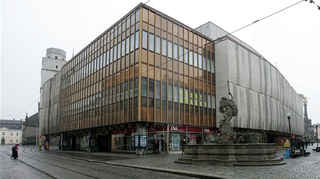 Budova olomouckho obchodnho domu Prior s charakteristickm betonovm opltnm. V tto podob zstal v historickm centru msta a do zatku roku 2012.