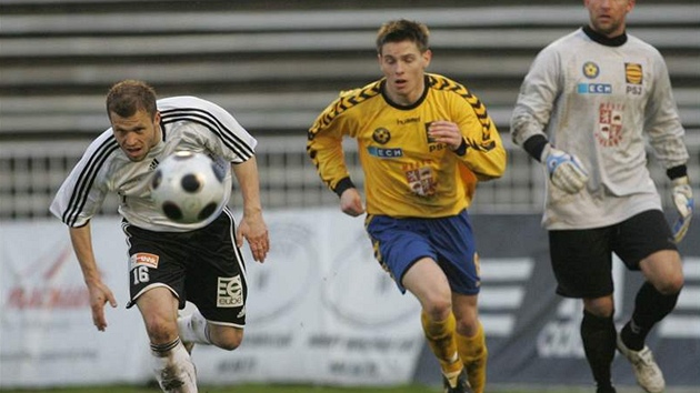 Hradec Králové - Jihlava: domácí Jií Podbradský (vlevo) vs. Tomá Cihlá.