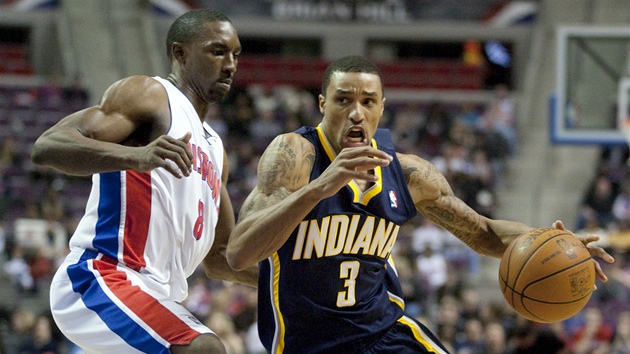 George Hill (vpravo) z Indiany obchází Bena Gordona z Detroitu.