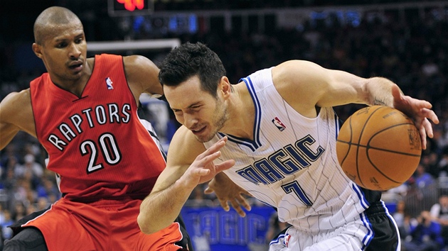 J.J. Redick (vpravo) z Orlanda Magic obchází Leandra Barbosu z Toronta Raptors.