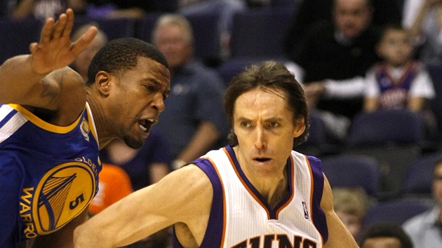 Steve Nash (vpravo) z Phoenixu obchází Dominica McGuira z Golden State.