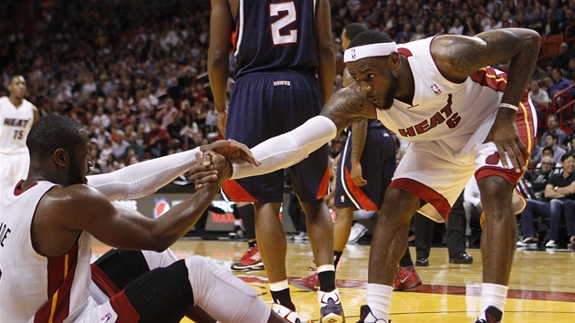 LeBron James pomáhá na nohy miamskému spoluhrái Dwyanemu Wadeovi.