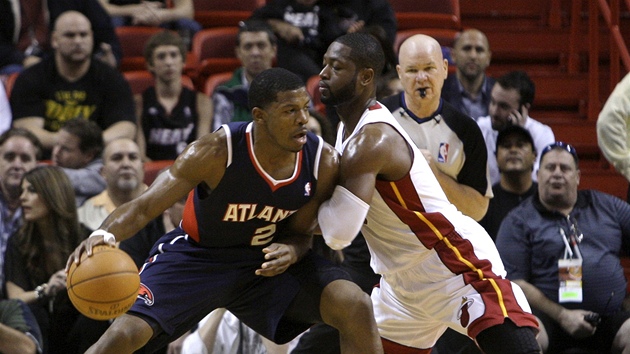 Joe Johnson (vlevo) z Atlanty se tlaí do miamského Dwyanea Wadea.