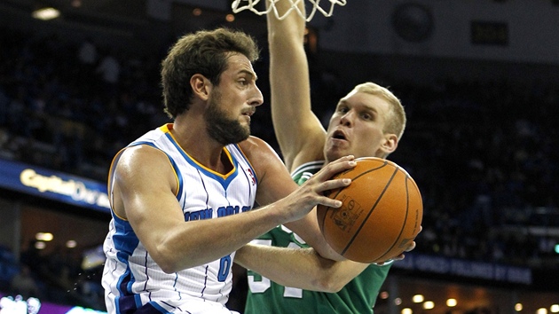 Greg Stiemsma (vpravo) z Bostonu pi obran Marca Belinelliho z New Orleans.