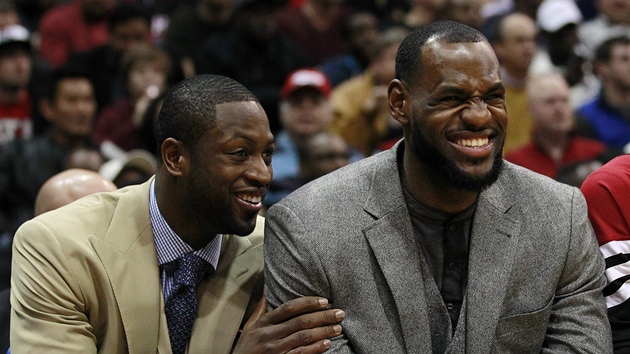 Dwyane Wade (vlevo) a LeBron James z Miami Heat vynechali duel v Atlant kvli