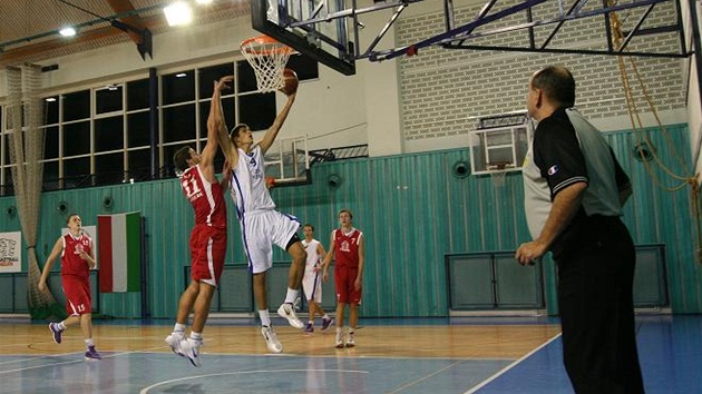 esk mldenick reprezentant Adam Pechek zakonuje v ppravnm duelu proti juniorskmu celku Nymburka.