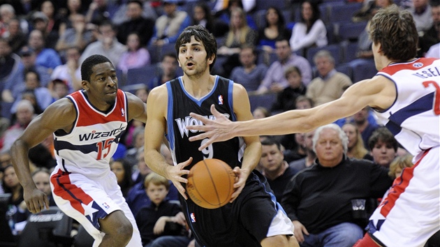 Ricky Rubio (uprosted) z Minnesoty prochází obranou Washingtonu kolem Jordana...