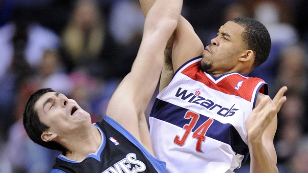 JaVale McGee (vpravo) z Washingtonu se pokouí zakonit pes Darka Miliie z