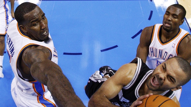 Tony Parker (uprost�ed) ze San Antonia se prosmýkl ke ko�i mezi Kendrickem