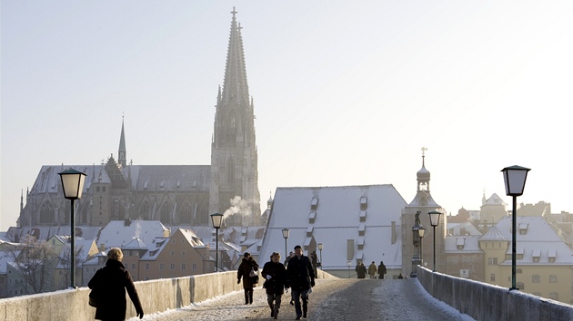 Regensburg, zimní pohled z Kamenného mostu na katedrálu