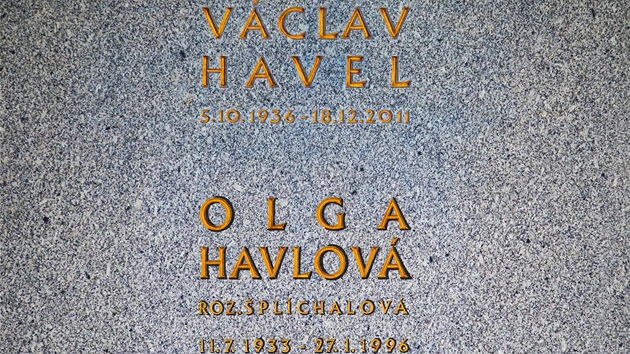 Dagmar Havlov uloila urnu s ostatky Vclava Havla do rodinn hrobky na praskch Vinohradech (4. ledna)