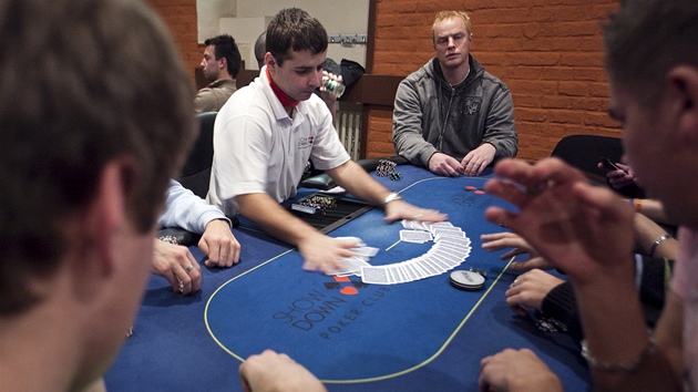 POKER NENÍ ZLO�IN. Pod tímto názvem hrá�i pokeru uspo�ádali turnaj za korunu a bojují proti státním orgán�m za záchranu karetní hry.