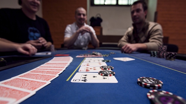 POKER NENÍ ZLO�IN. Pod tímto názvem hrá�i pokeru uspo�ádali turnaj za korunu a bojují proti státním orgán�m za záchranu karetní hry.