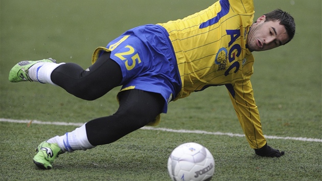 DO SKLUZU. Teplický úto�ník Aidin Mahmutovi� b�hem utkání Tipsport ligy proti