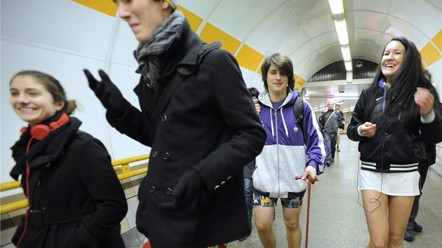 Prask metro projela skupinka mladch lid bez kalhot (8. ledna 2012)