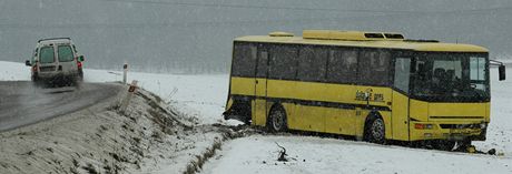 Autobus s 38 pasaéry míící z Plzn do Chrástu skonil v poli. idi zejm
