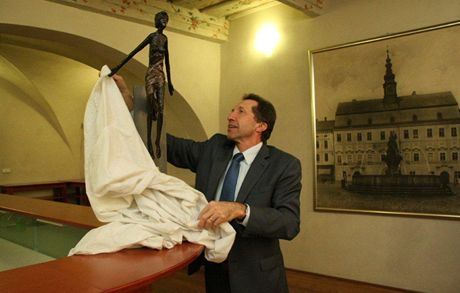 Jihlavský primátor Jaroslav Vymazal odhaluje zmenený model sochy múzy, kterou
