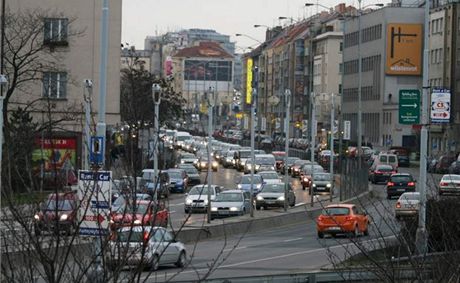 Nový asfalt dostala magistrála v ulici 5. kvtna v úseku od Nuselského mostu a po Hvzdovu ulici.